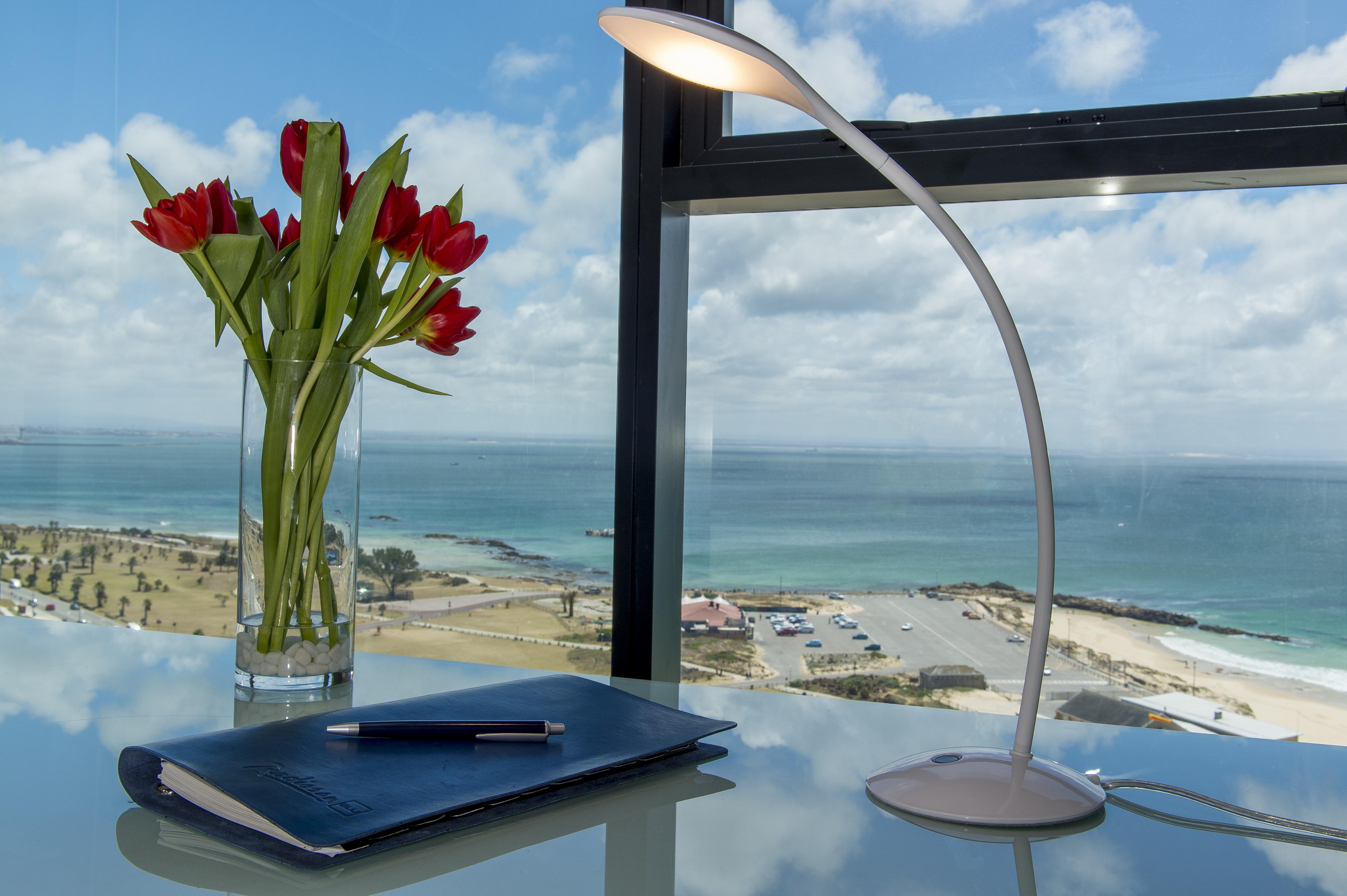 Radisson Blu Hotel, Порт-Элизабет Экстерьер фото LED desk lamp