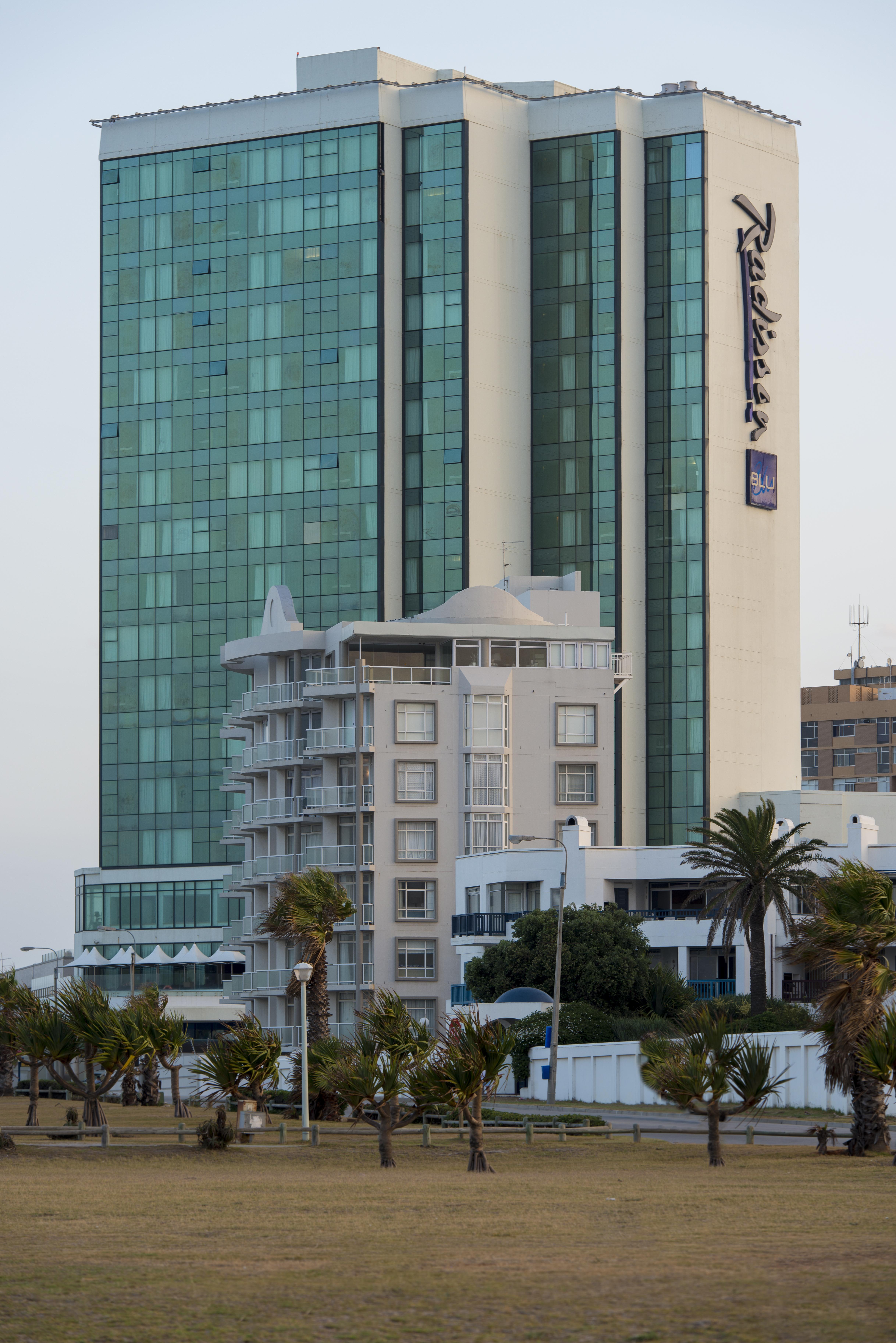 Radisson Blu Hotel, Порт-Элизабет Экстерьер фото The hotel in 2011
