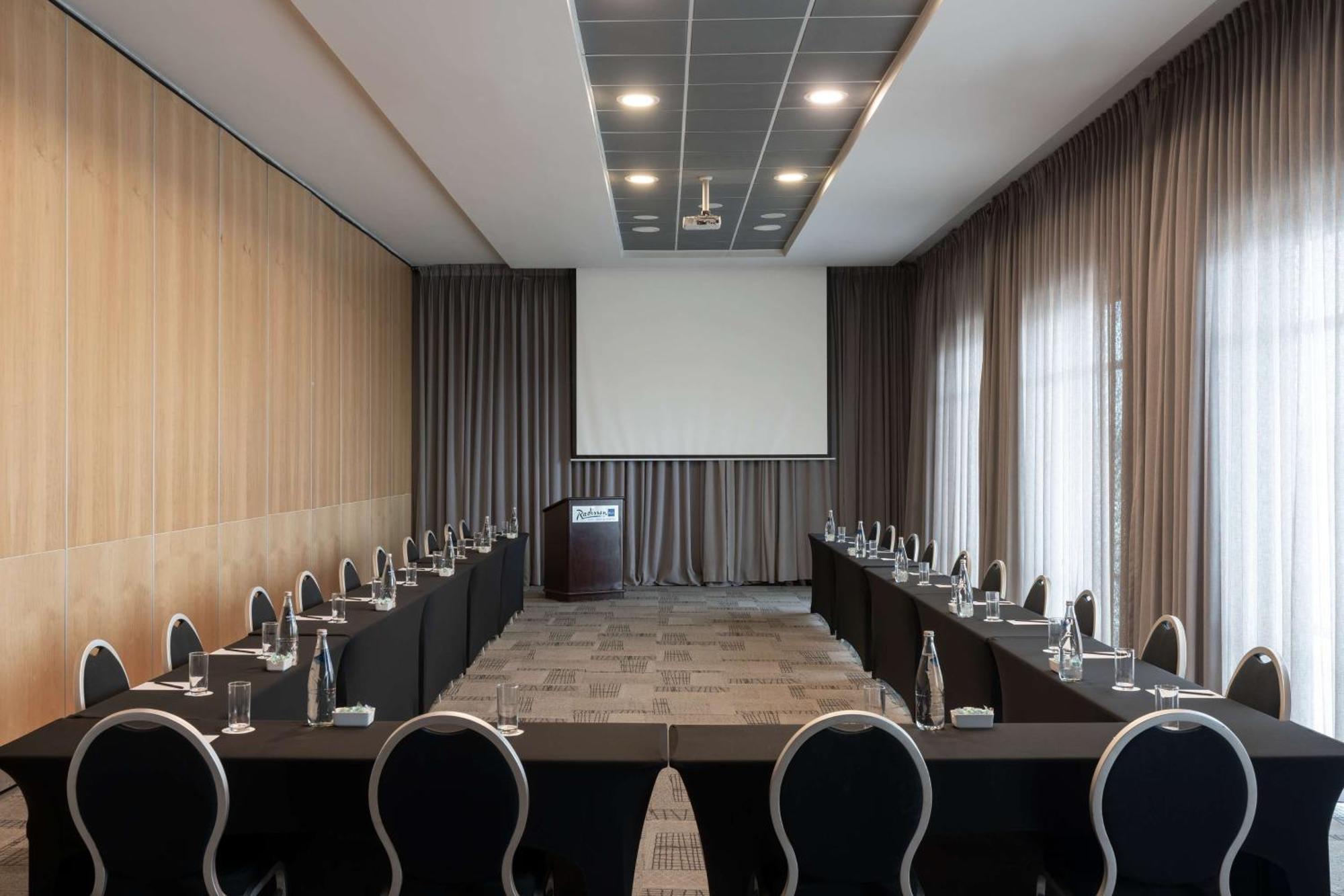 Radisson Blu Hotel, Порт-Элизабет Экстерьер фото Meeting room