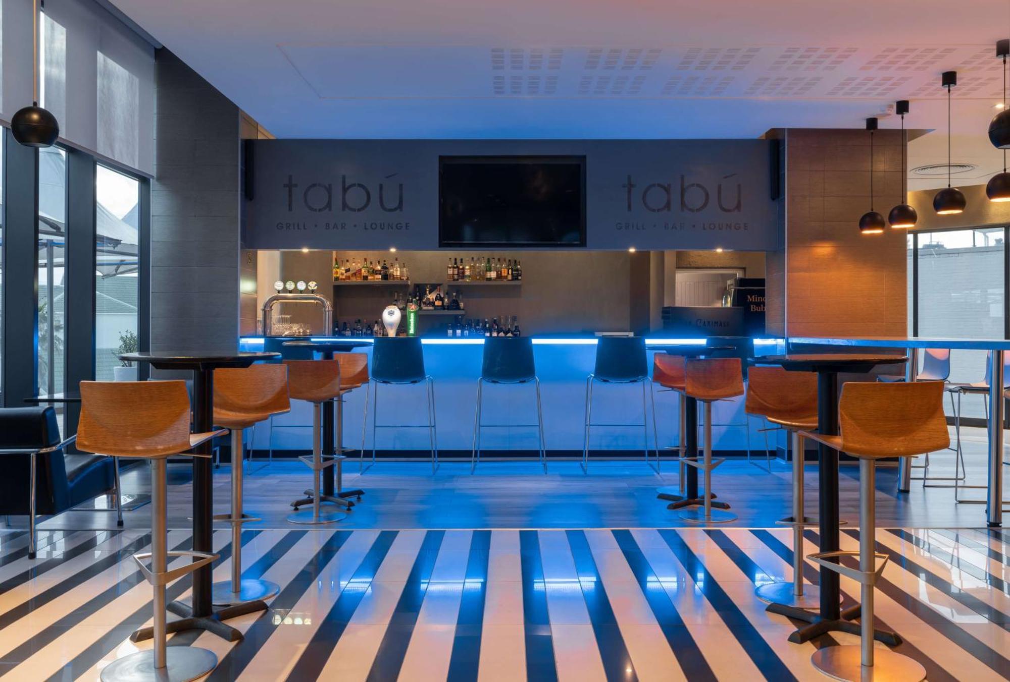 Radisson Blu Hotel, Порт-Элизабет Экстерьер фото Bar