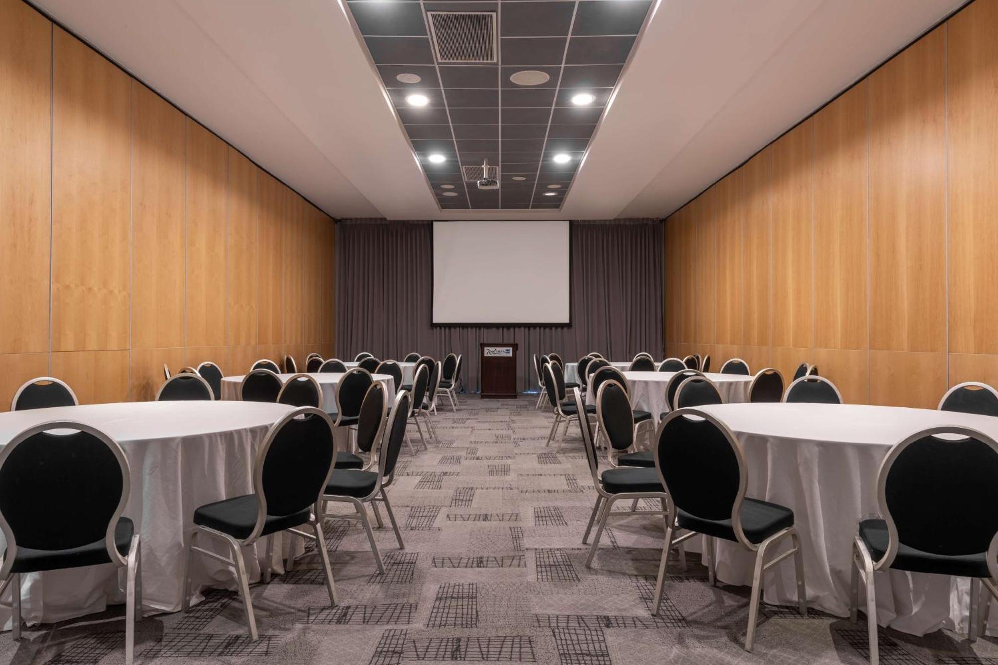 Radisson Blu Hotel, Порт-Элизабет Экстерьер фото Meeting room