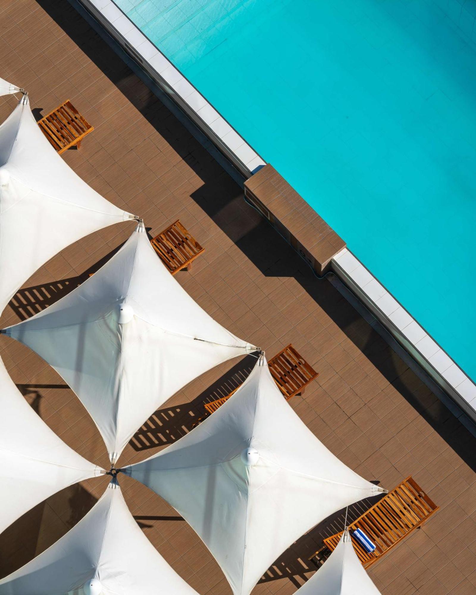 Radisson Blu Hotel, Порт-Элизабет Экстерьер фото The pool at the hotel