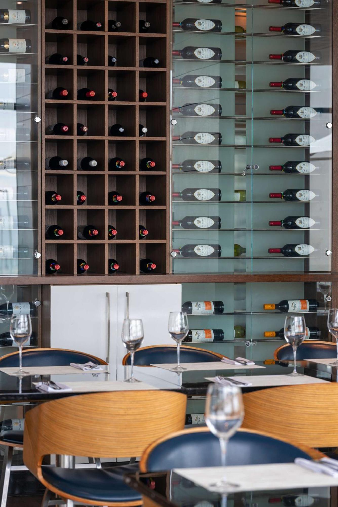 Radisson Blu Hotel, Порт-Элизабет Экстерьер фото Wine rack
